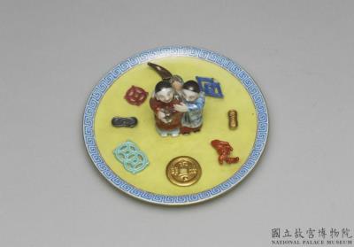 图片[3]-Incense stick holder in the shape of the Twin Immortals of Union and Harmony with the Eight Treasures in famille rose on a yellow ground, Qing dynasty, Qianlong reign (1736-1795)-China Archive